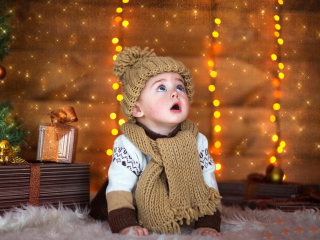 Das Cute Baby In Hat And Scarf Wallpaper 320x240