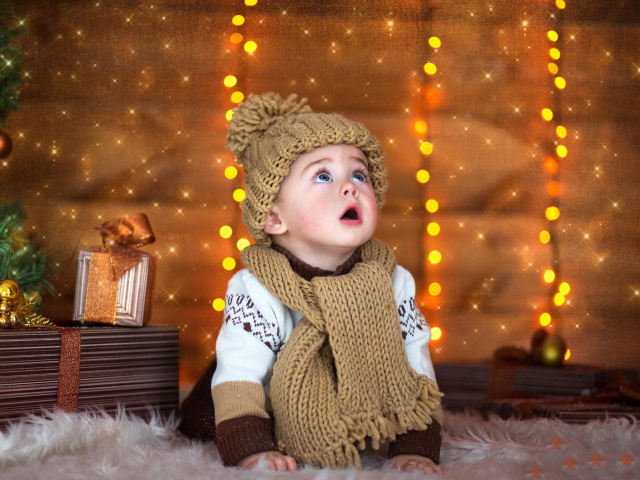 Das Cute Baby In Hat And Scarf Wallpaper 640x480