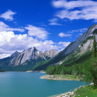 Medicine Lake Volcano in Jasper National Park, Alberta, Canada - Obrázkek zdarma pro iPad 3