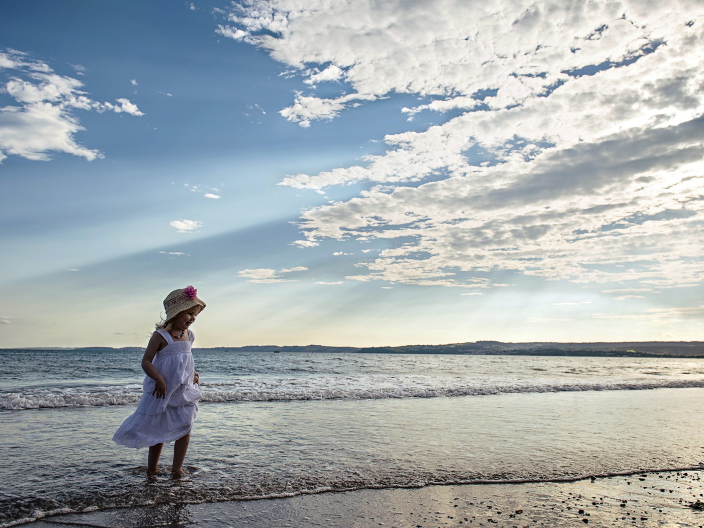 Screenshot №1 pro téma Little Girl On Beach 1400x1050