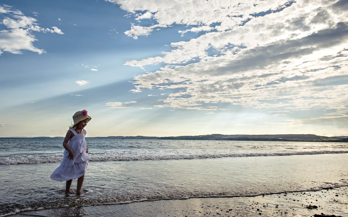 Sfondi Little Girl On Beach 1440x900