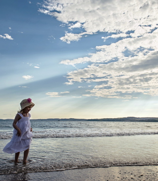 Little Girl On Beach - Obrázkek zdarma pro Nokia C5-05
