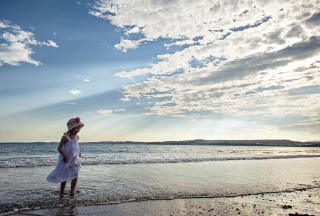 Little Girl On Beach - Obrázkek zdarma pro Android 960x800