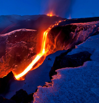 Kostenloses Volcano Eruption Wallpaper für iPad mini 2