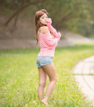 Cute Asian Girl In Pink T-Shirt And Blue Shorts - Obrázkek zdarma pro 128x160