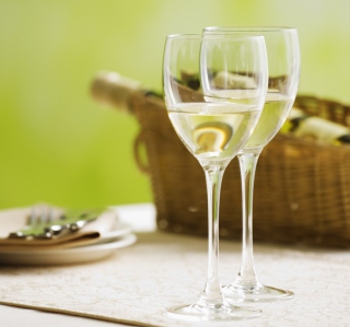 Kostenloses Two Glaeese Of White Wine On Table Wallpaper für iPad mini