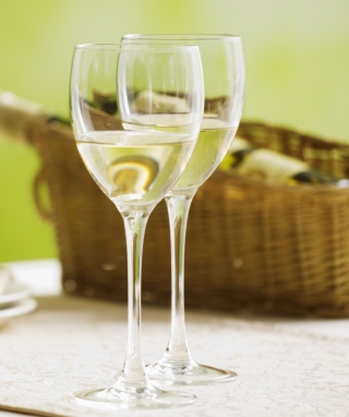 Two Glaeese Of White Wine On Table - Obrázkek zdarma pro Nokia Asha 305