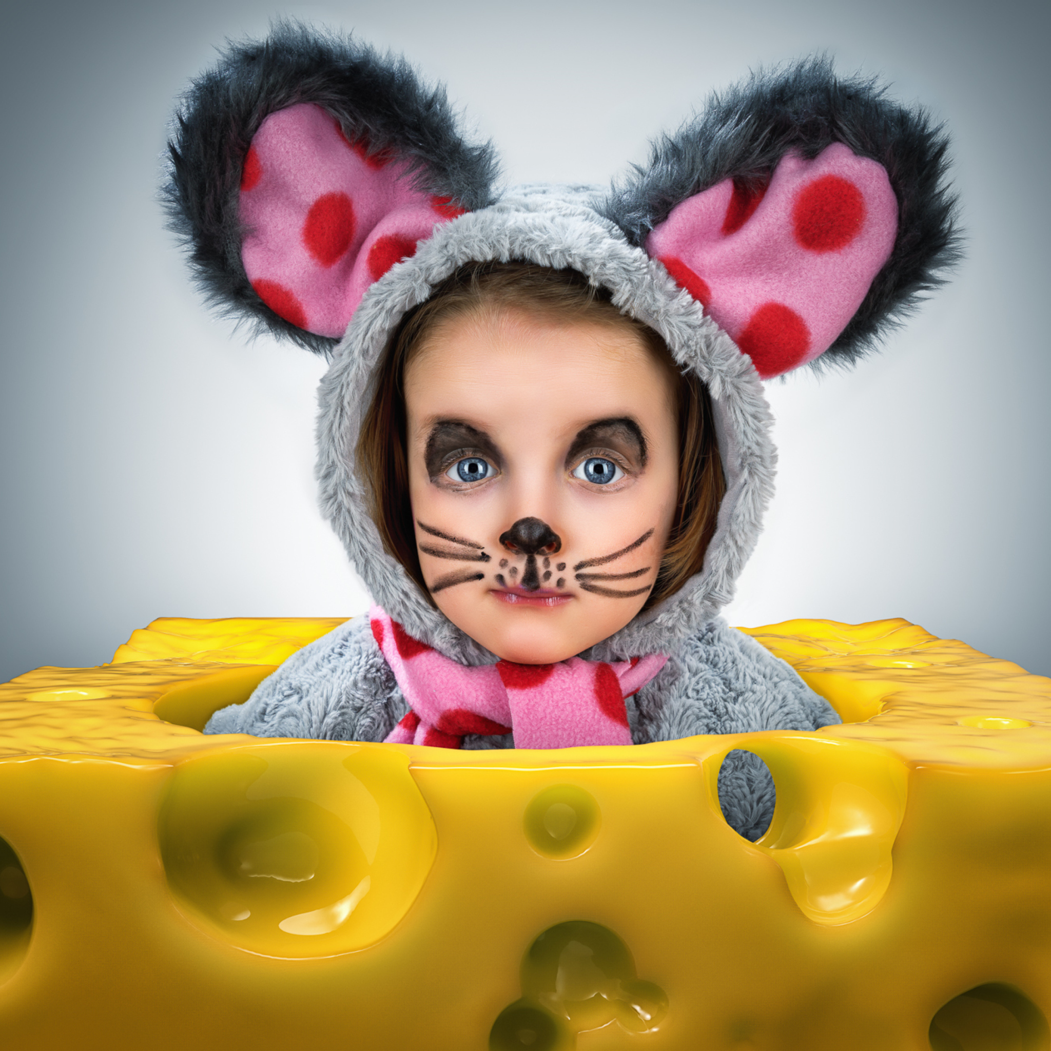 Fondo de pantalla Little Girl In Mouse Costume 2048x2048