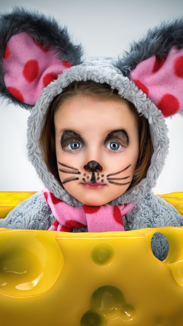 Das Little Girl In Mouse Costume Wallpaper 640x1136