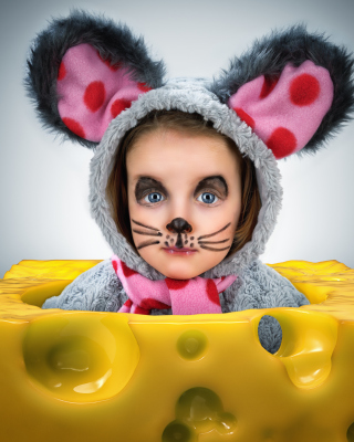 Little Girl In Mouse Costume - Obrázkek zdarma pro Nokia C1-00