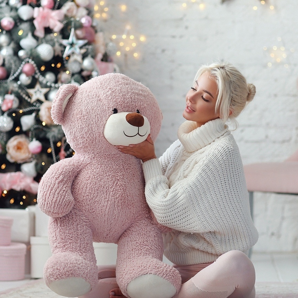 Christmas photo session with bear wallpaper 1024x1024