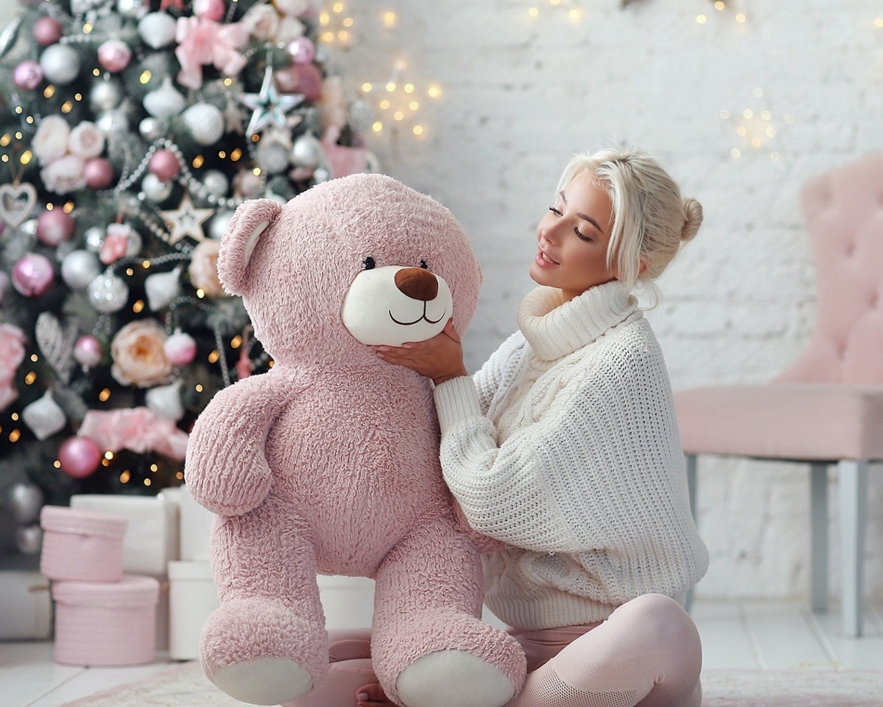 Обои Christmas photo session with bear 1280x1024
