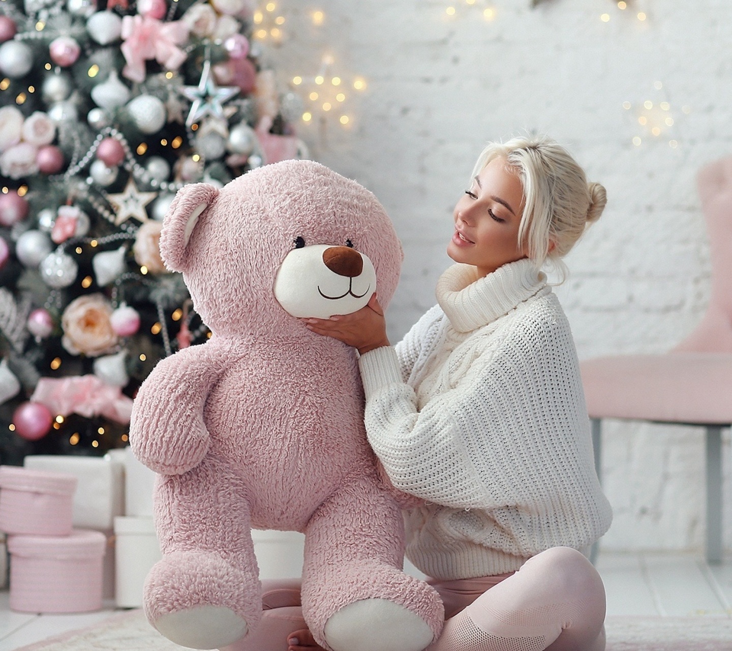 Christmas photo session with bear wallpaper 1440x1280