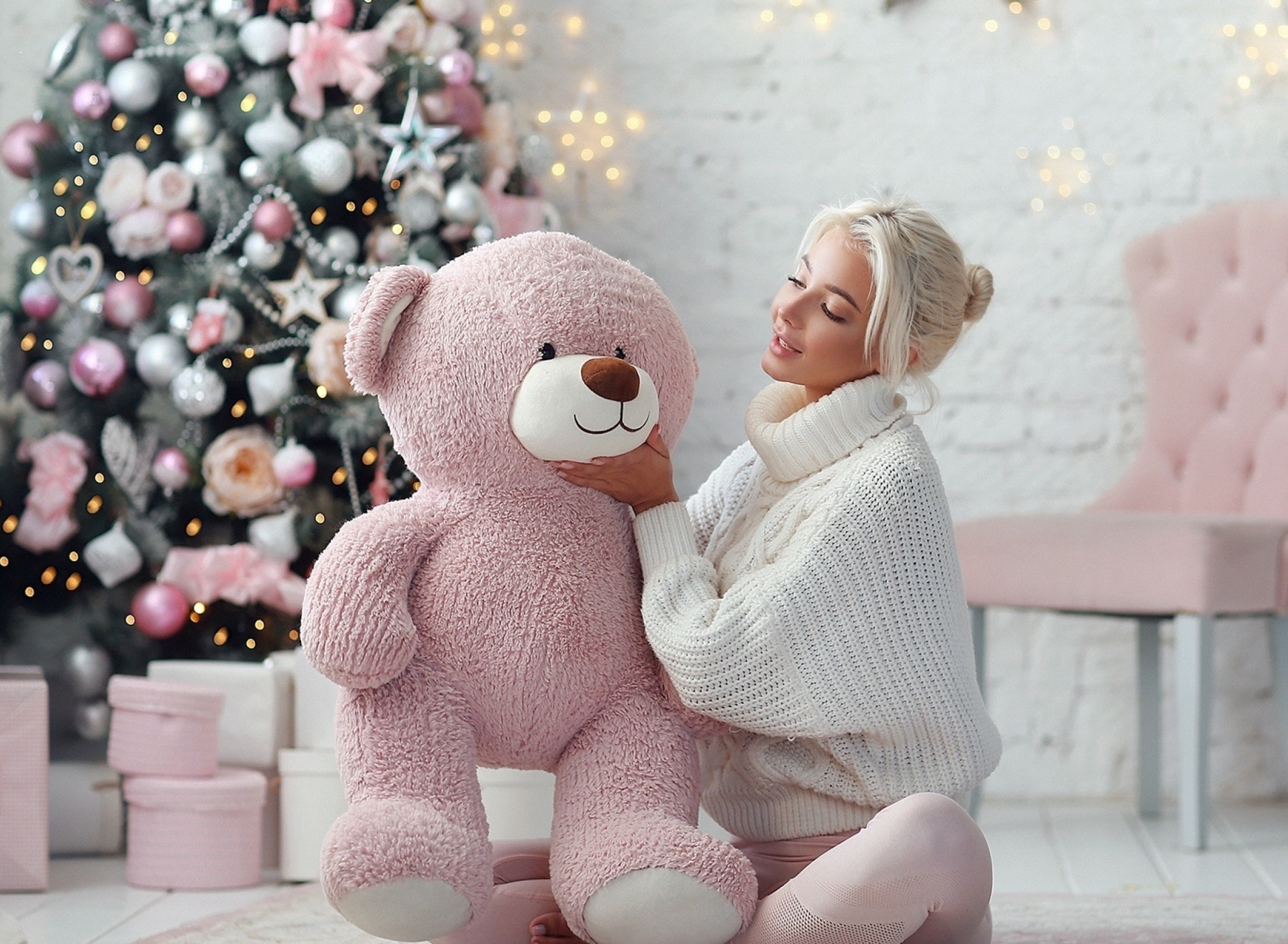 Обои Christmas photo session with bear 1920x1408