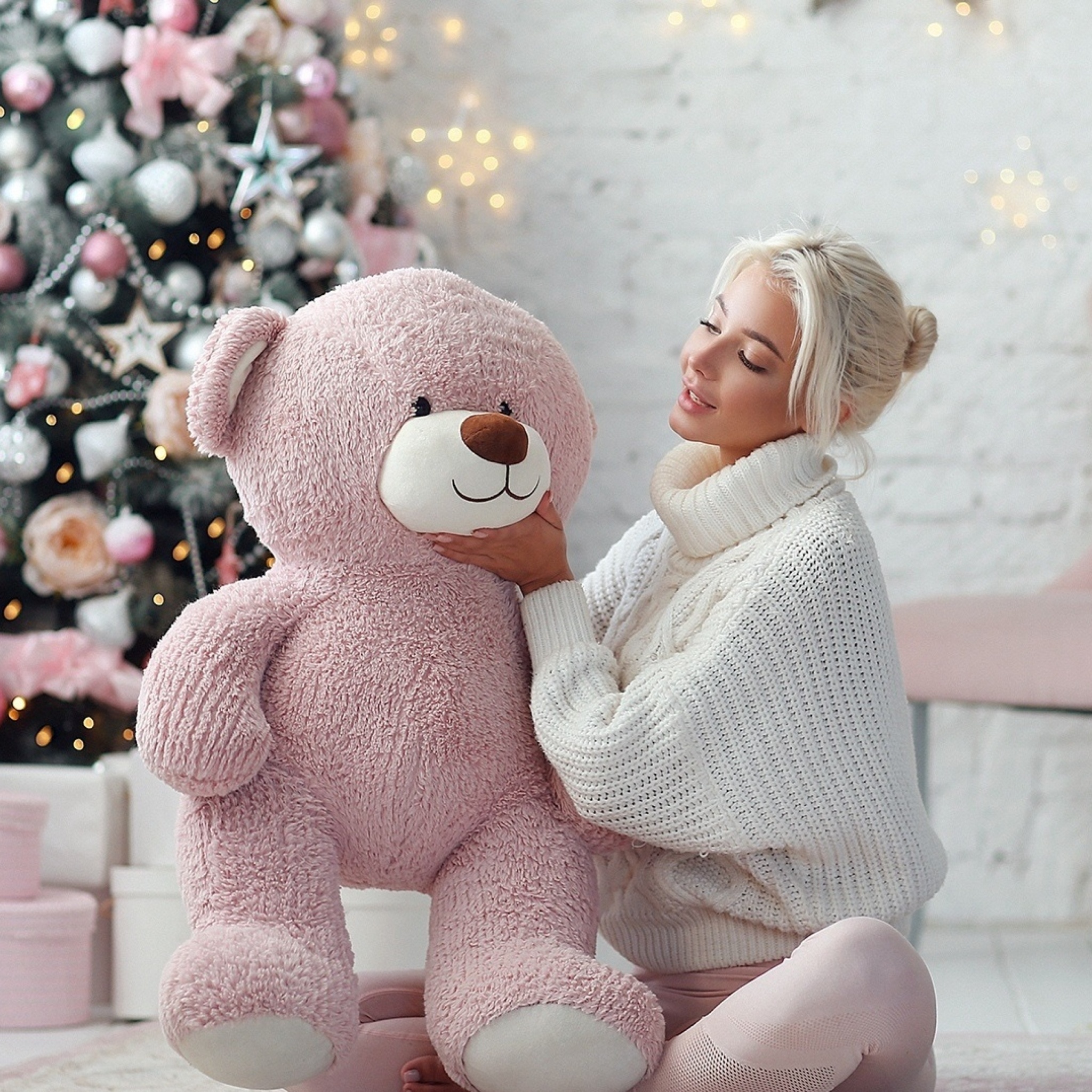 Обои Christmas photo session with bear 2048x2048