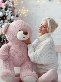 Das Christmas photo session with bear Wallpaper 240x320