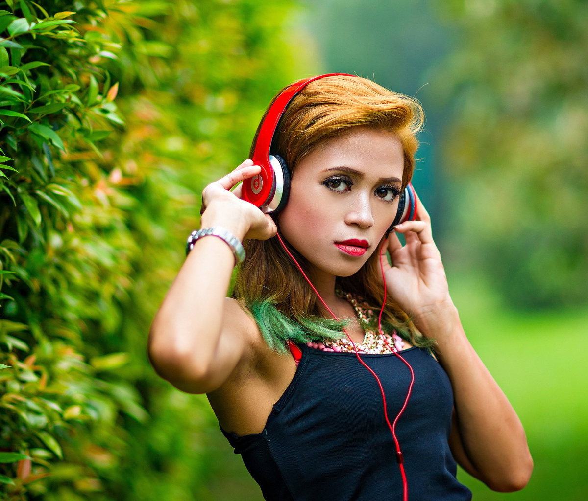 Обои Sweet girl in headphones 1200x1024