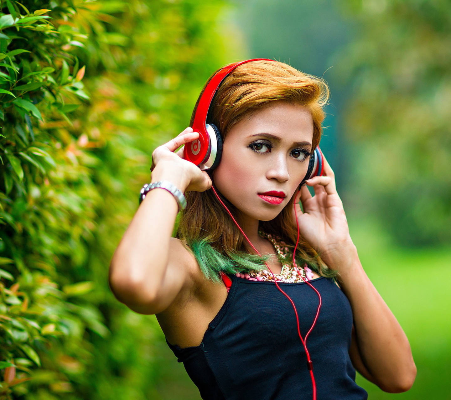 Das Sweet girl in headphones Wallpaper 1440x1280