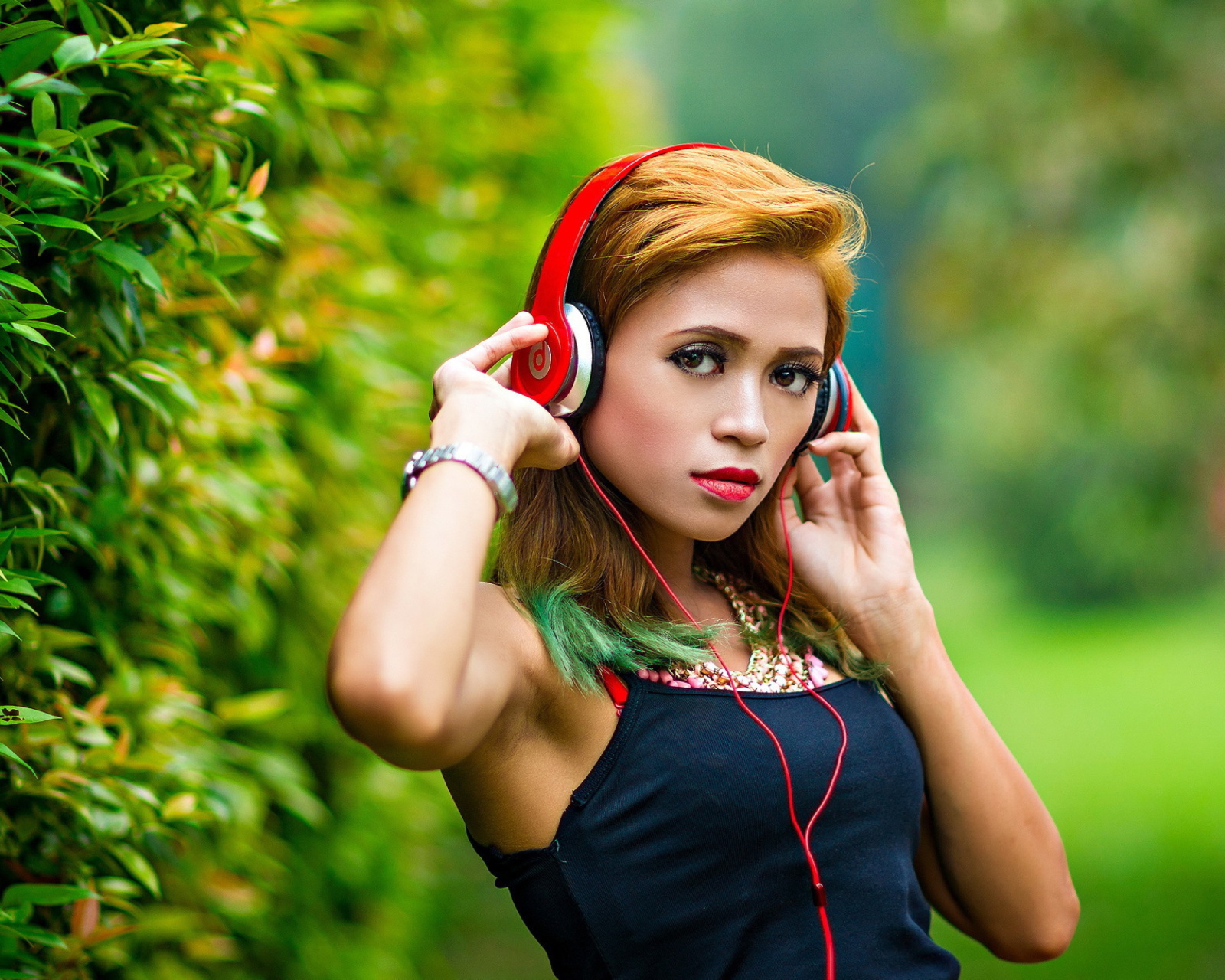 Sfondi Sweet girl in headphones 1600x1280