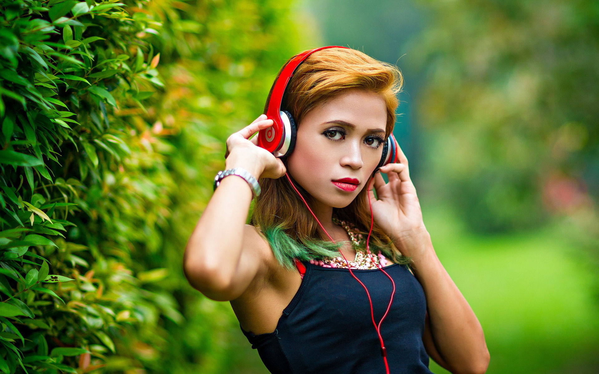 Sfondi Sweet girl in headphones 1920x1200