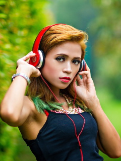 Das Sweet girl in headphones Wallpaper 240x320