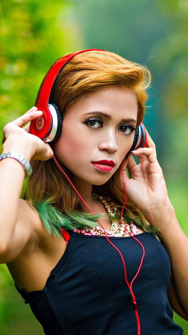 Das Sweet girl in headphones Wallpaper 640x1136
