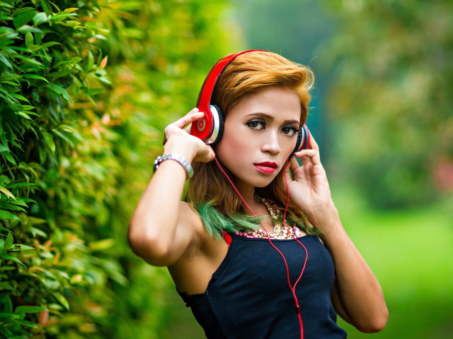 Sweet girl in headphones wallpaper 640x480