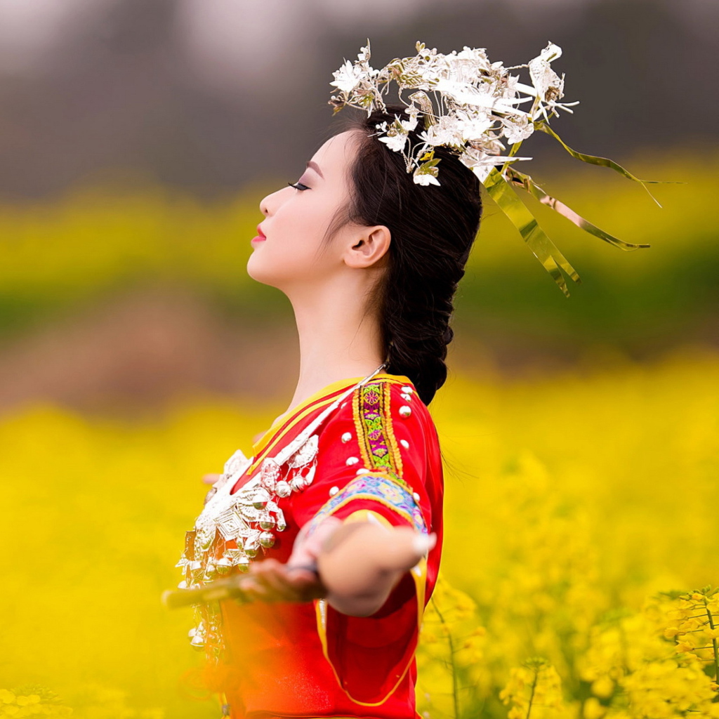 Обои Asian Girl In Yellow Flower Field 1024x1024