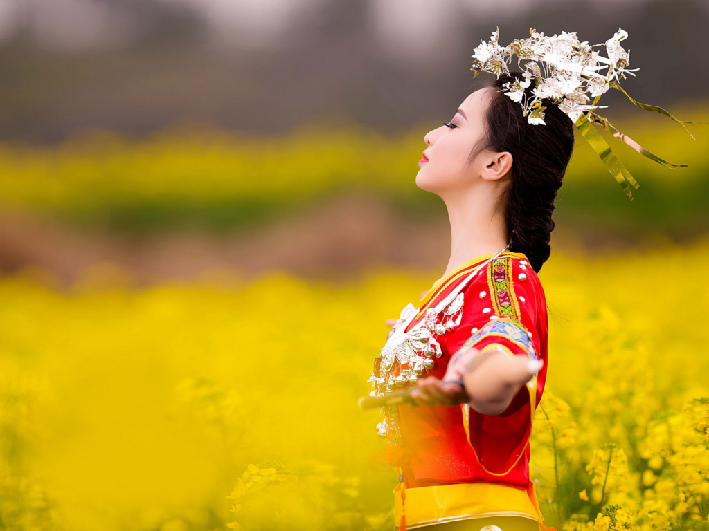 Das Asian Girl In Yellow Flower Field Wallpaper 1024x768