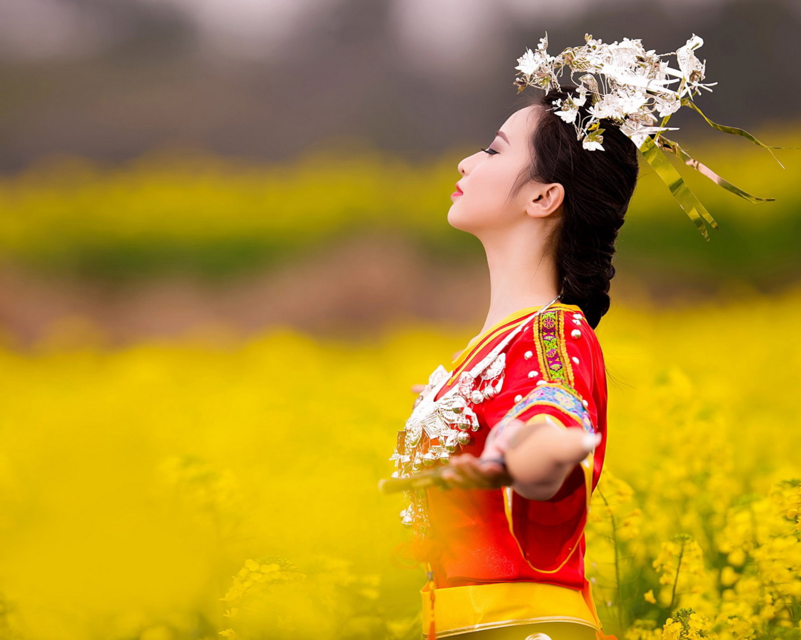 Обои Asian Girl In Yellow Flower Field 1600x1280