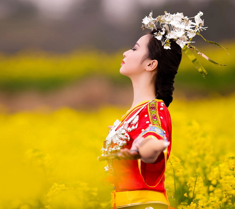 Das Asian Girl In Yellow Flower Field Wallpaper 960x854