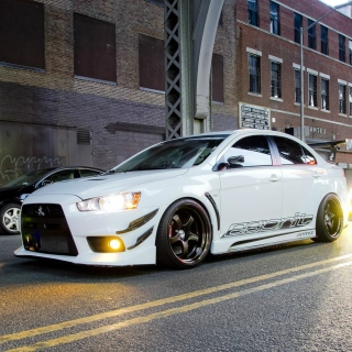 Kostenloses Street racing with Mitsubishi Lancer Evo X Wallpaper für 1024x1024