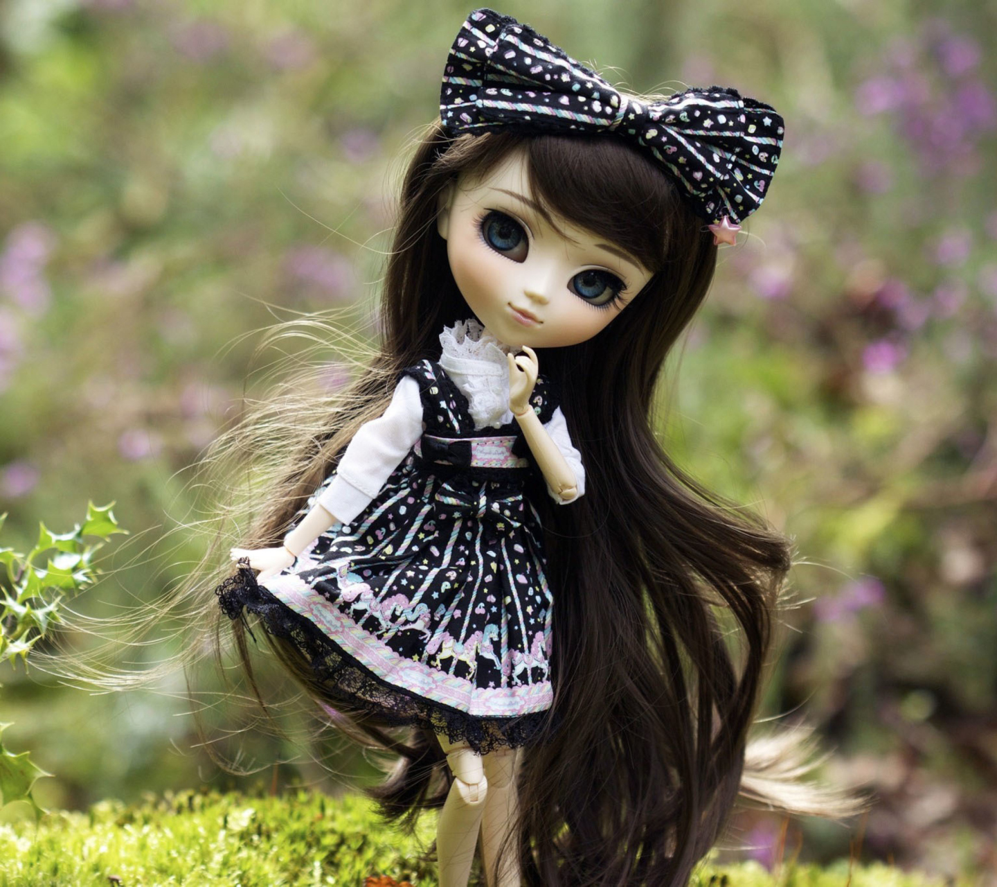 Fondo de pantalla Cute Doll With Dark Hair And Black Bow 1440x1280