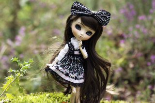 Cute Doll With Dark Hair And Black Bow - Obrázkek zdarma pro HTC Hero