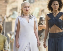 Screenshot №1 pro téma Game Of Thrones Emilia Clarke and Nathalie Emmanuel as Missandei 220x176