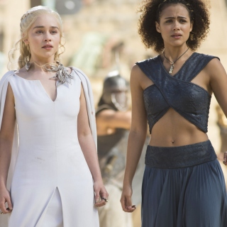 Kostenloses Game Of Thrones Emilia Clarke and Nathalie Emmanuel as Missandei Wallpaper für iPad 2
