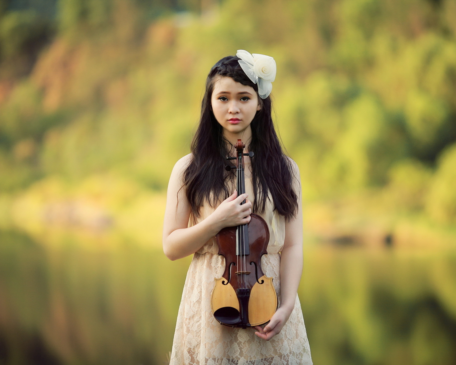 Girl With Violin wallpaper 1600x1280