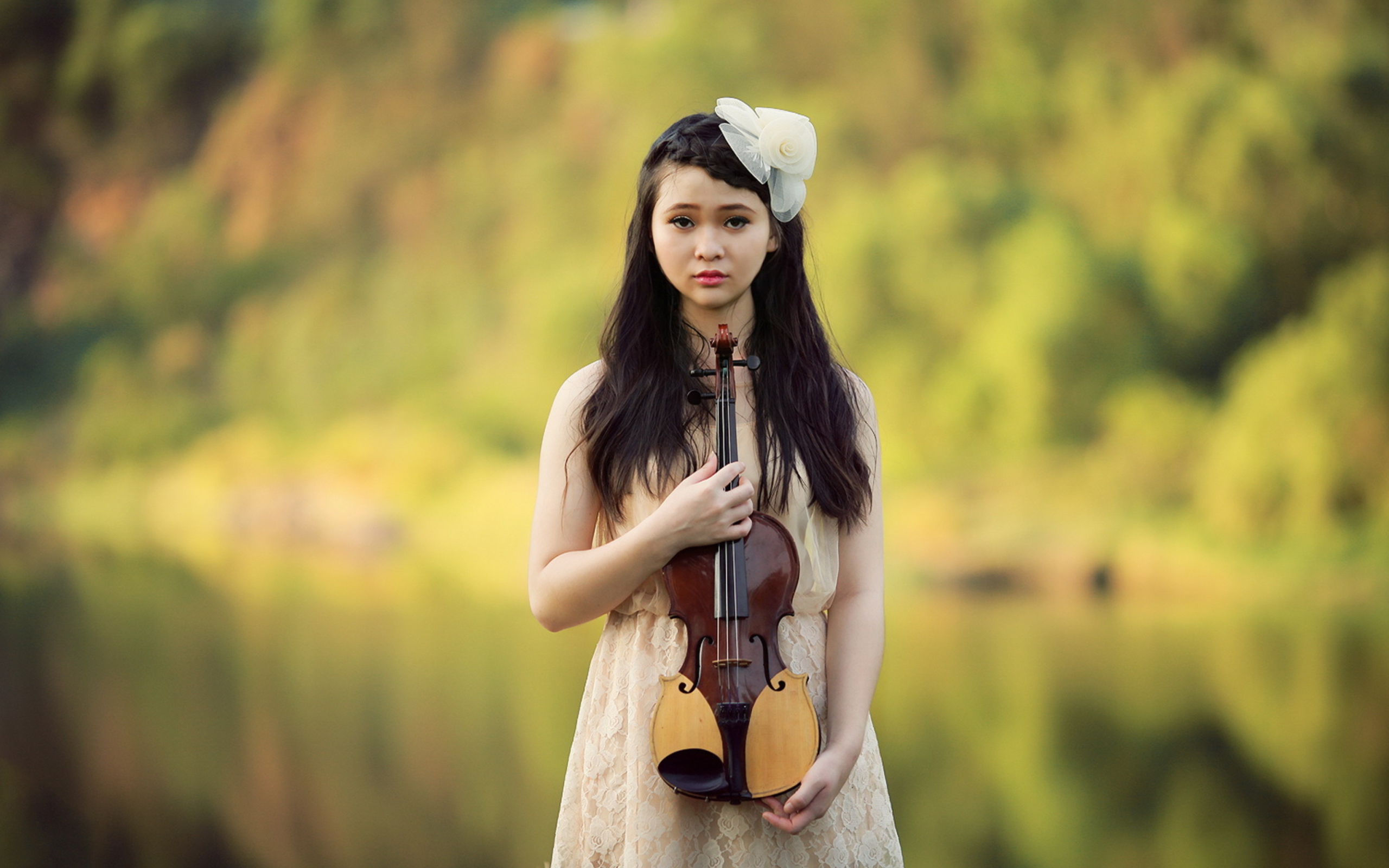 Screenshot №1 pro téma Girl With Violin 2560x1600