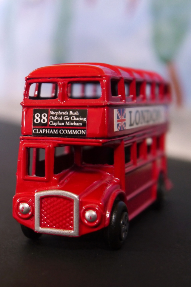Fondo de pantalla Red London Toy Bus 640x960