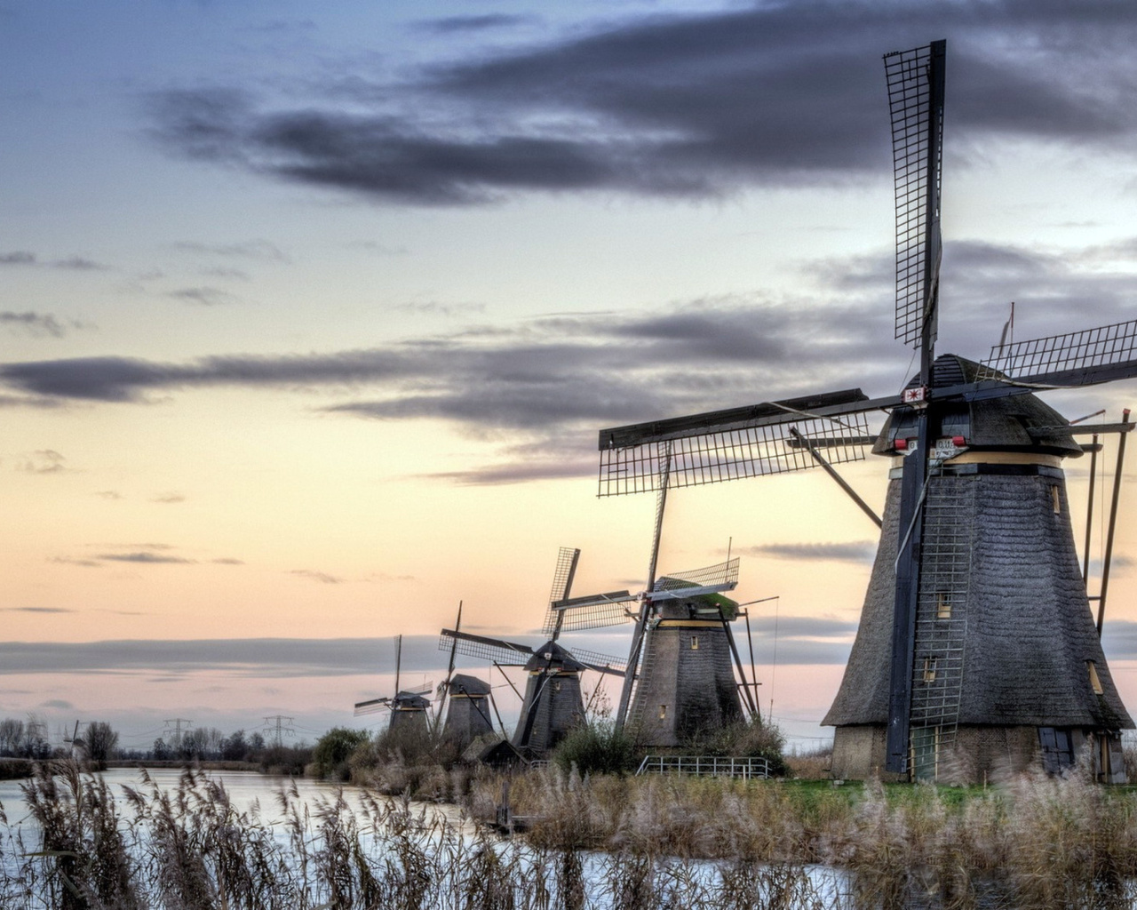 Fondo de pantalla Kinderdijk Village in Netherlands 1280x1024