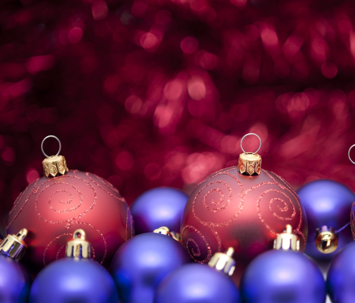 Обои Christmas Tree Blue And Purple Balls 1200x1024