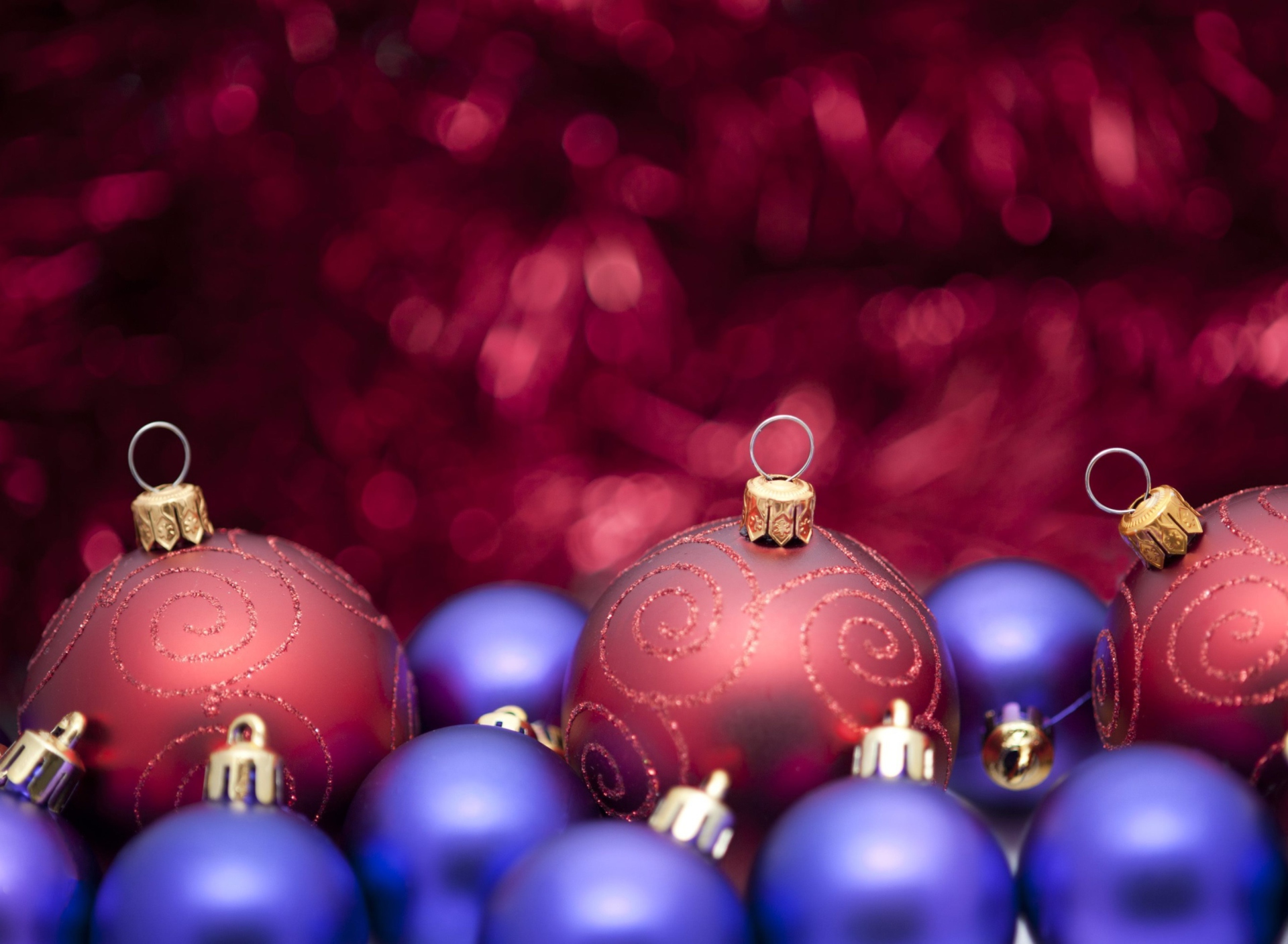Обои Christmas Tree Blue And Purple Balls 1920x1408