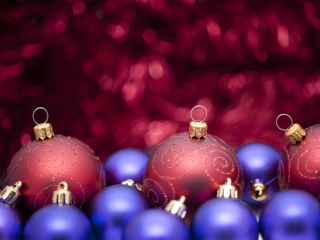 Das Christmas Tree Blue And Purple Balls Wallpaper 320x240