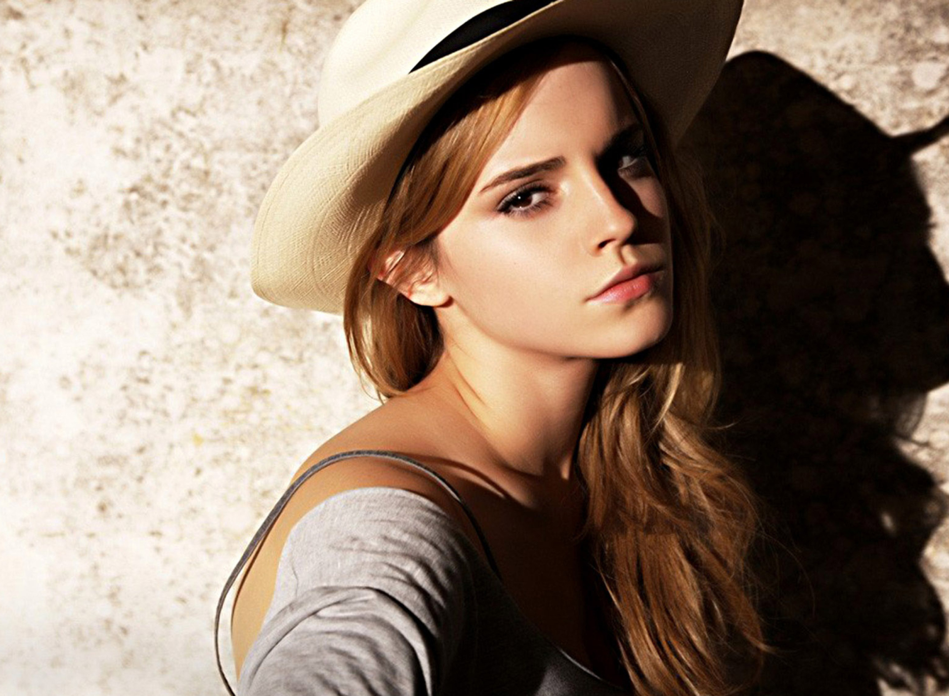 Обои Cute Emma Watson 1920x1408