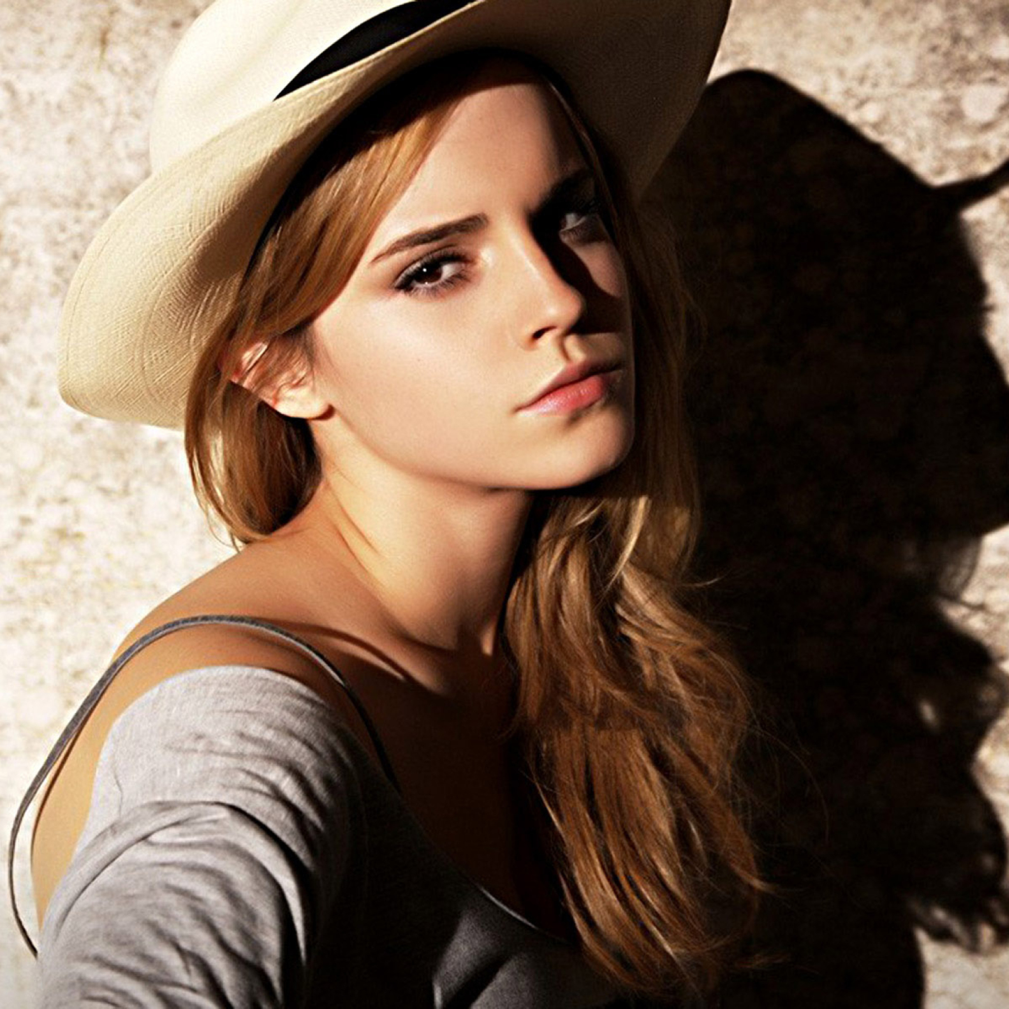 Обои Cute Emma Watson 2048x2048