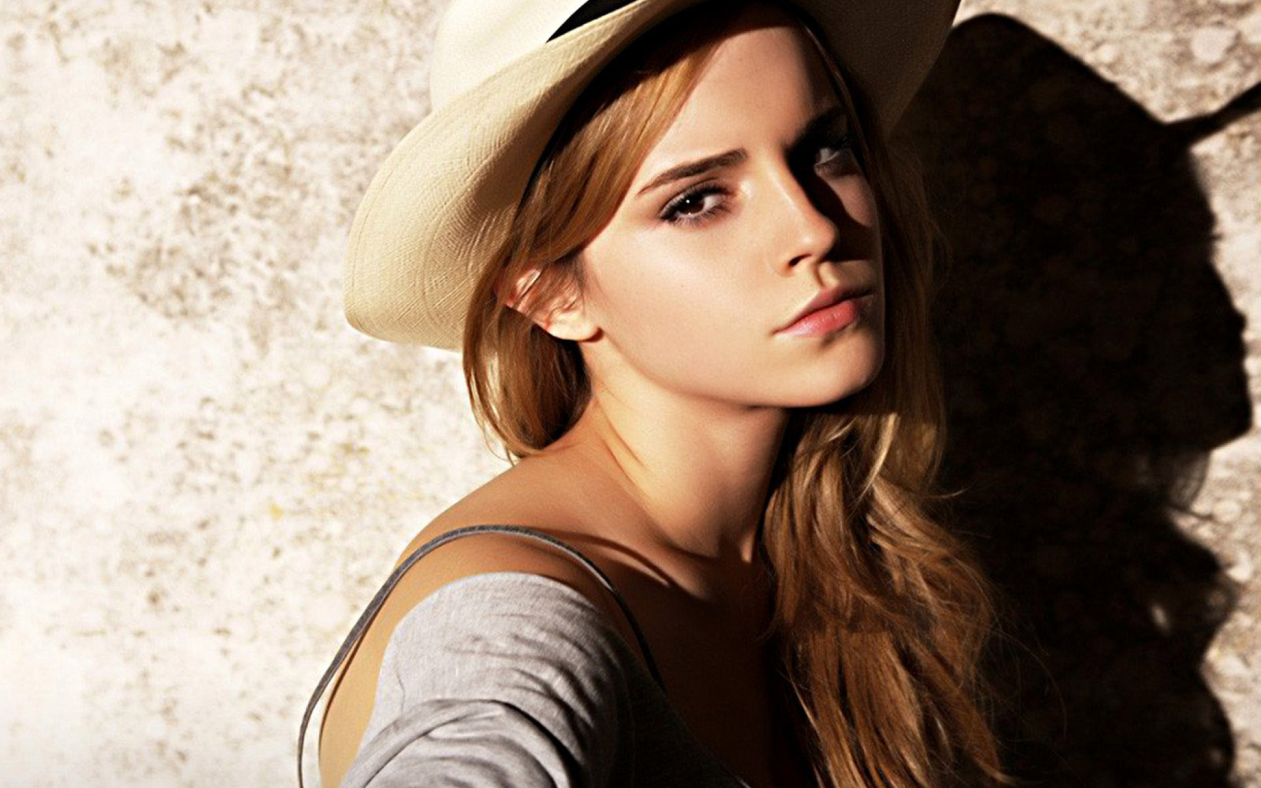 Fondo de pantalla Cute Emma Watson 2560x1600