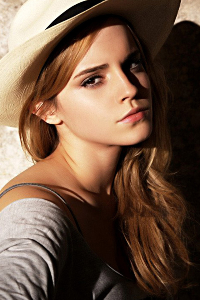Обои Cute Emma Watson 640x960
