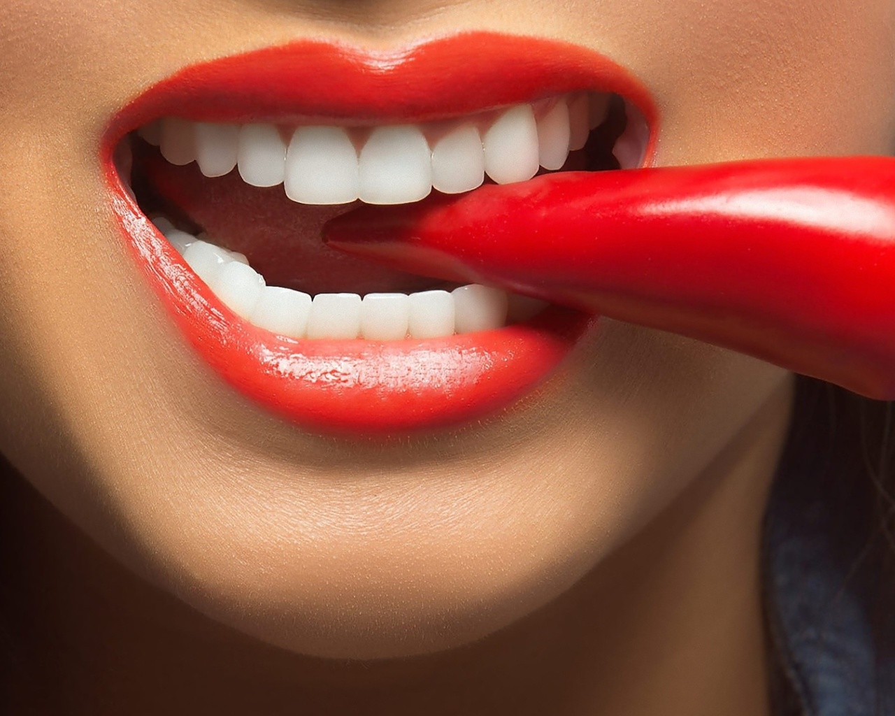 Обои Spicy pepper and lips 1280x1024