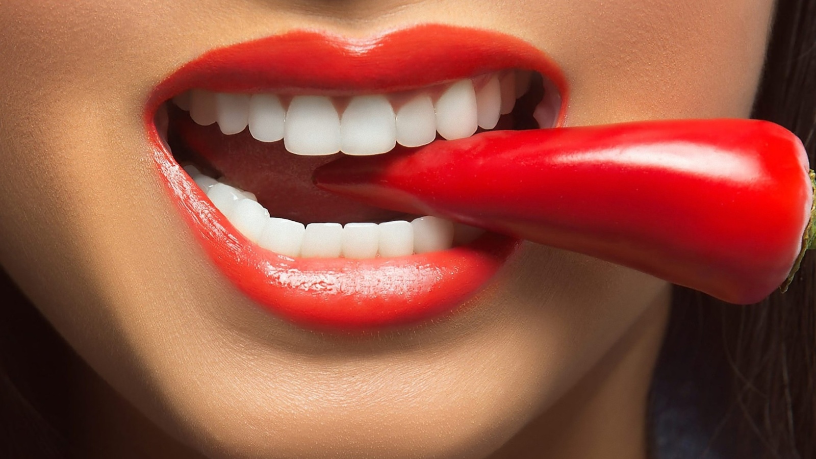 Обои Spicy pepper and lips 1600x900