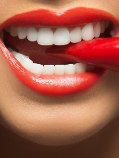 Fondo de pantalla Spicy pepper and lips 240x320